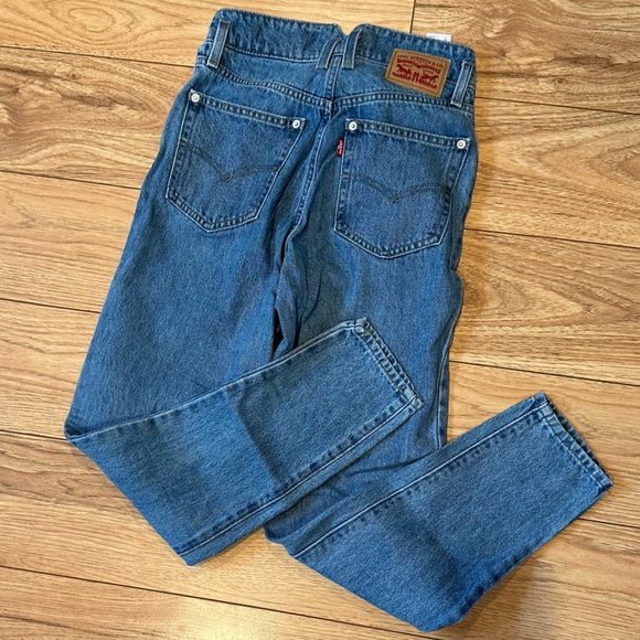 Levi’s high waisted mom jean - Picture 2 of 5